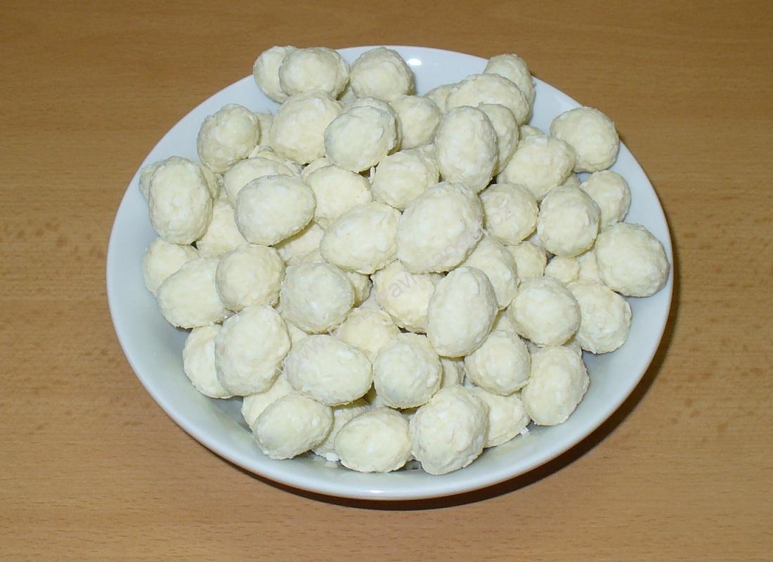 Mandle v bílé čokoládě s kokosem