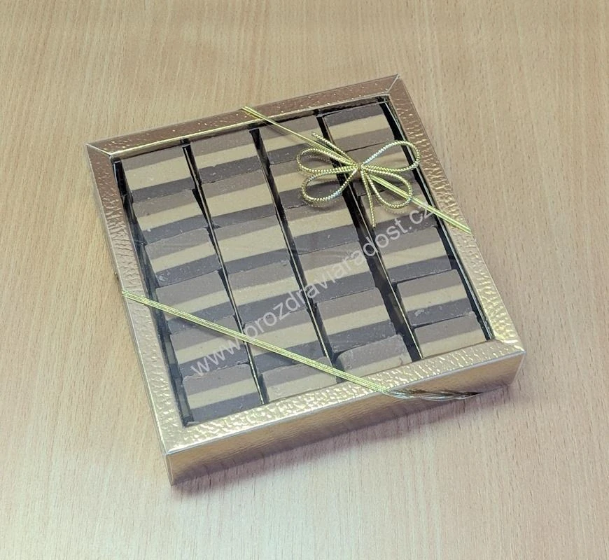 Nugát arašídový třívrstvý box zlatý 600 g