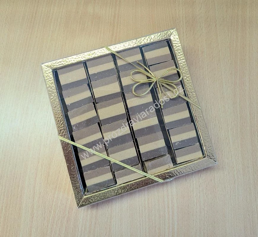 Nugát arašídový třívrstvý box zlatý 600 g